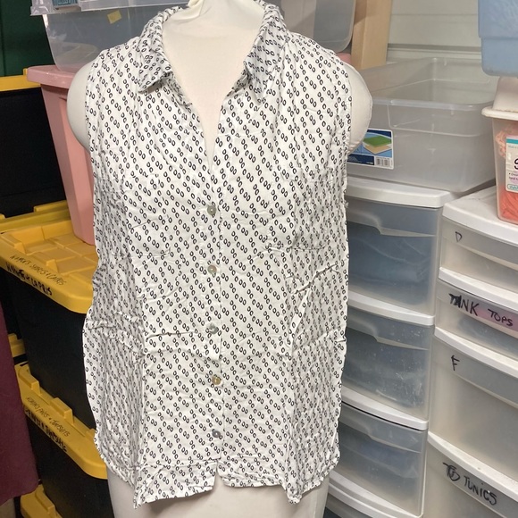 Heroes and Dreamers Sleeveless Button-Down Top - Picture 2 of 8